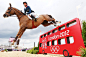 当地时间8月8日，马术男子比赛，法国选手Simon　Delestre骑马跨过“公交车”。Getty　Images