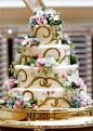 婚礼蛋糕，在你人生最重要的时刻切开它，让所有人一起和你甜蜜花满