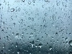 雨滴落在玻璃窗旁