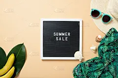 女式沙滩饰品:草帽、太阳镜、绿围巾、香蕉、黄色底色写有“夏季大减价”的广告牌。夏季销售横幅模板概念。