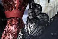 衣服放在舞台后面的衣架上