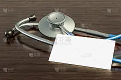 木质办公桌背景上的空白医疗公司或医生名片。三维渲染