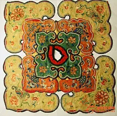 【肩上霓裳，中国云肩】—— 云肩的图案构成，完全是运用艺术符号及其数字所组成，图案虽有护身符作用，但不同于道教驱鬼召神的“符”，更不是调兵遣将的“虎符”遗风；每件云肩都各自有一个主题，都离不开人们对爱情、婚姻的美好祝愿。@北坤人素材