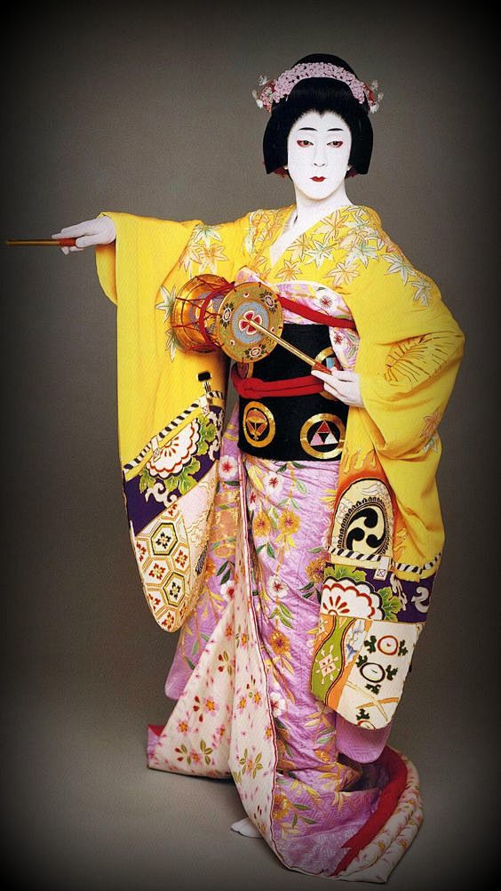 《京鹿子娘道成寺》里的“玉子色綸子枝垂桜...