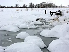 白雪皑皑的小溪