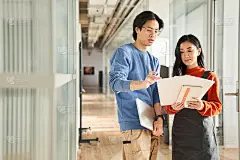 年轻漂亮的学生们正在大学堂里休息