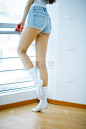 年轻女孩在家放松。卖弄风情的女孩在客厅休息