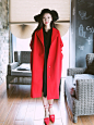 红色大衣看上去就十分有垂顺感，质感更是棒棒哒，搭配黑色连衣裙，黑色大礼帽与红色系带尖头皮鞋，简直了，就是完美女神！