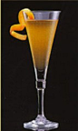 边车 Sidecar Cocktail 
【中文名称】：边车 
【英文名称】：Sidecar Cocktail 
【材 料】：白兰地1/3，橘橙酒1/3，柠檬汁1/3 
【制 法】：(1)将所有材料倒入雪克壶中摇和；(2)将摇和好的酒倒入鸡尾酒杯中。 
【详细说明】 
这款鸡尾酒是以第一次世界大战时活跃在战场上的军用边斗车命名。边车本是一种可载人或载物、侧面带有马达的交通工具。专业调酒师在酒吧内一听到边车的声音，就会嘟哝说“是边车吧”，于是他们就将正在调和的鸡尾酒取名为“边车”。 
另一种说