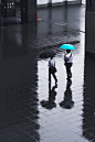 Walk in the rain photo by Ryoji Iwata (@ryoji__iwata) on Unsplash : Download this photo in Japan by Ryoji Iwata (@ryoji__iwata)