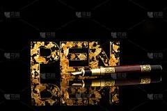 亚克力字母用金箔构成笔芯字，笔芯表面反光，黑色背景，选择性聚焦。
