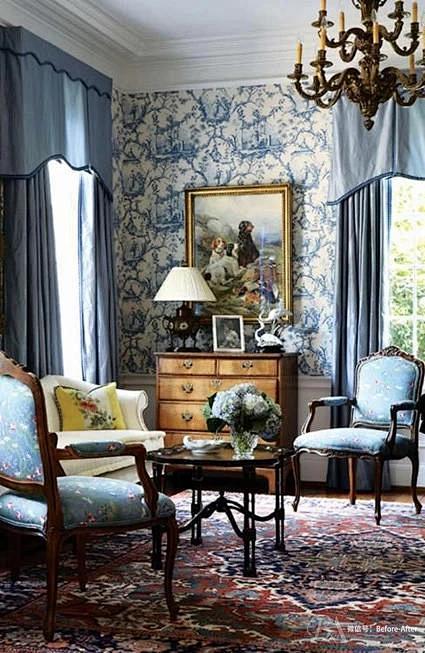 当柔美的花卉图案充满整个黄昏蓝客厅，释放...