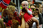 当地时间8月11日，女子手球决赛，一名挪威小球迷头戴耳机，萌态万分。AFP　PHOTO