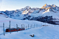 红色的瑞士火车在雪地里行驶图片