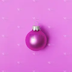 粉红色背景的圣诞球。新年贺卡与文字的地方。