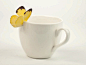 来自设计师Yena Lee的创意，蝴蝶茶包（Blooming Tea），茶包挂绳的另一头是纸做的蝴蝶，于是，泡茶的时候，这蝴蝶可以卡在茶杯边沿上，像挂钩一样把茶包线挂住，方便处理茶包，又增加美感——远远望去，一只蝴蝶停在了茶杯上~
