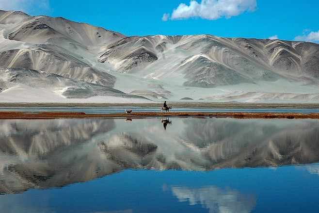 拍摄于新疆喀什地区的白沙山。