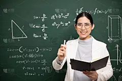 年轻的亚洲女教师手持书本和粉笔教学视频会议与学生看着摄像机。女教师从网络课程培训数学课堂黑板。