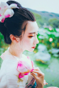 芙泽之陂，溪客居之。异花同蒂，菡萏鞭蕖，嘉莲双生，祥瑞千里，并蒂瑞莲，芙溪之仙。