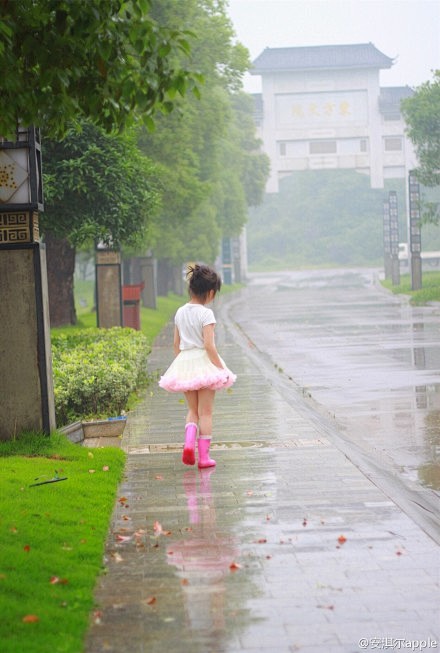 下着小雨，肿着眼睛，依旧挡不住这颗爱美裙...