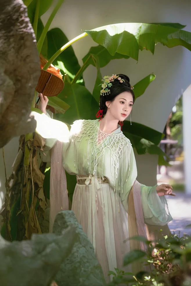 绿树阴浓夏日长，万条垂下绿丝绦丨仕女图 - 小红书-花瓣网
