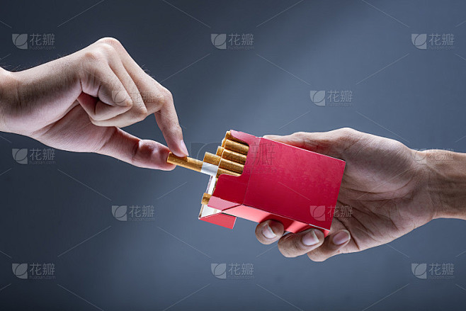 男子向他人递烟
