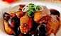 【香菇蚝油鸡翅】料：鸡翅、干香菇、葱姜、蚝油、酱油、冰糖、料酒、黑胡椒粉。将鸡翅切3段、干香菇泡软，姜切片、葱切段。煎鸡翅；留底油爆葱姜和香菇；放鸡翅炒；烹入料酒、蚝油、酱油、冰糖等调味料翻炒均；最后加水大火烧开转慢火焖约30分钟