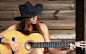女孩玩吉他，音乐，帽子 壁纸 - 2560x1600