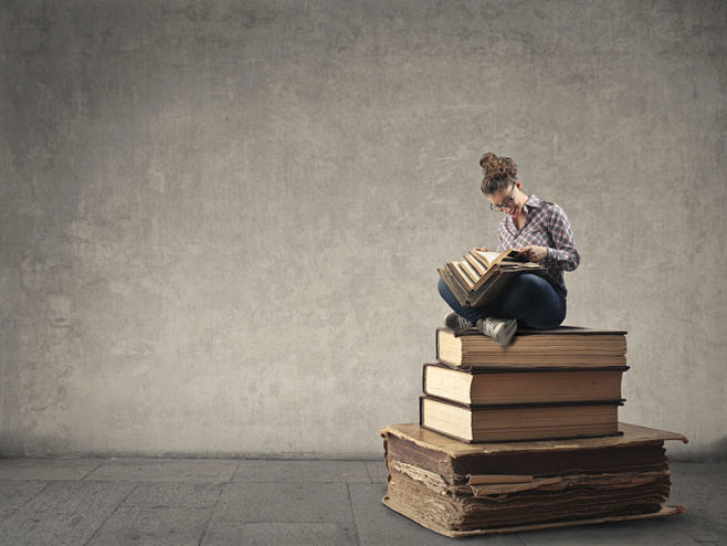 看书的年轻女子书籍图片素材书籍图片素材唯美书籍图片素材高清书籍