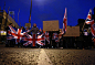 北爱，贝尔法斯特，抗议者手持英国国旗抗议市政厅投票通过决议，不再挂升英国国旗