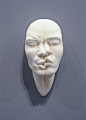 这一系列滑稽的陶瓷雕塑，是出自于香港陶瓷艺术家曾章成（Johnson Tsang）的作品。曾章成出生于1960年，长年专注于陶艺与陶瓷雕塑创作。 ​​​​