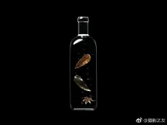 东京Nendo工作室设计的「雨瓶」。每个瓶身描绘着雨的不同形态，除了一般的濛濛细雨和瓢泼大雨，甚至还有春季夹杂着灰尘和花粉的雨露kaiu。总计20种，借以表达出日本文化之细腻。 ​​​​