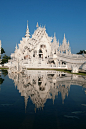 泰国白庙.
泰国是一个佛教色彩浓郁的神秘国度，无数大小寺庙星罗棋布。被称为“泰北玫瑰”的清迈，是泰国的第二大城市。在誉满世界的玫瑰和美女的红尘之外，有一座圣洁如玉、神美如画的白庙叫哇浪坤。它于1998年开始建造，至今尚未完全竣工，但它是泰国最具特色华的寺庙之一。
