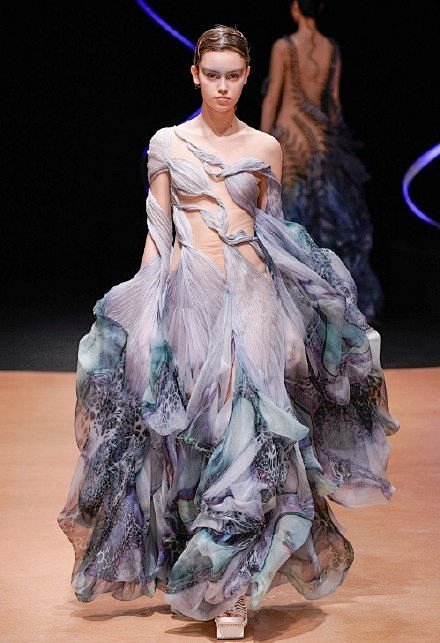 #服装设计# #遇见艺术#

Iris ...