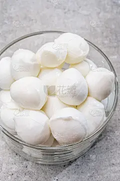 精选芝士，新鲜白软意大利马苏里拉芝士小丸子，准备做卡普莱沙拉