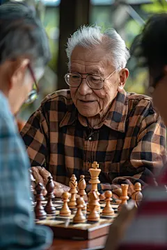 休闲老人相伴下棋图片