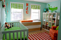 绿色和红色，颜色搭配很好，而且采光也很好,婴儿房,绿色,儿童房,置物架