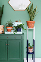 Groene slaapkamer met plantenhoek