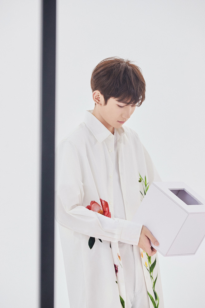 王源王源全新ep肆百击自作词歌曲花瓣mv用极简风格的装置艺术呈现最