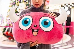 魔都圣诞节被粉红色包围，全都因为这群“天使”。_晶品 : 这次演唱的合唱团也郑重签下名字 而没有签名的爱心灯 你or你的班级学校 都可以加入到爱心接力棒行动中哦 圈圈发现有很多孩子的心愿 已经被认领了 这些已经收到礼物…