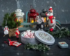 圣诞贺卡和一盒彩色的蛋白饼干的形式的星星，玩具和各种各样的装饰品