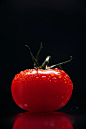前视图新鲜红番茄在黑色背景颜色成熟醇厚的树照片梨异国蔬菜沙拉免费照片