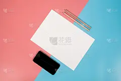智能手机和空白A4纸模板两色纸与蓝色和粉红色的背景。