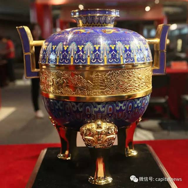 一带一路神秘国礼 元首和夫人人手一份