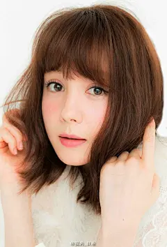 娱乐：武井咲主演，北川美幸的漫画「毫不保留的爱」将拍摄真人版电视剧。武井咲在剧中饰演女主栗原未亚，泷泽秀明饰演男主角三好海里。小职员爱上已有家室的副社长，故事就围绕两人的禁忌之恋展开…中村苍饰演男主的情敌宫泽绫，水泽惠丽奈饰演不擅恋爱的真咲灯里，特林德尔·玲奈饰演室友美山千明，高...展开全文c