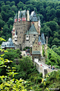 【爱尔茨堡（Eltz Castle）】位于特里尔和科布伦茨之间，虽周遭饱经战事，隐在山林之中的它却从未遭到破坏，宛如从童话中走出的城堡。经过800多年，曾经贵族主人的后代仍然住在这里。不知你是否有幸来此邂逅一段现代童话。