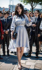 ai绘画之五一假期人群中自信的美女-今日头条