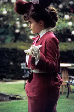 【看得见风景的房间 A Room with a View (1985)】
海伦娜·伯翰·卡特 Helena Bonham Carter
玛吉·史密斯 Maggie Smith
#电影场景# #电影海报# #电影截图# #电影剧照#