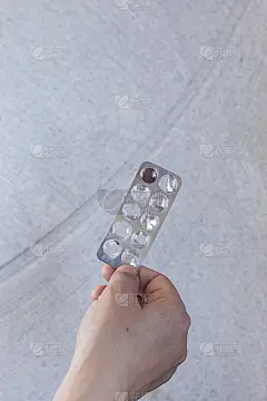大理石上的牌匾