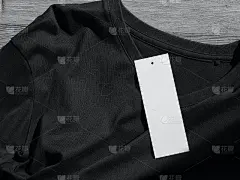 黑色圆短袖t恤和服装标签